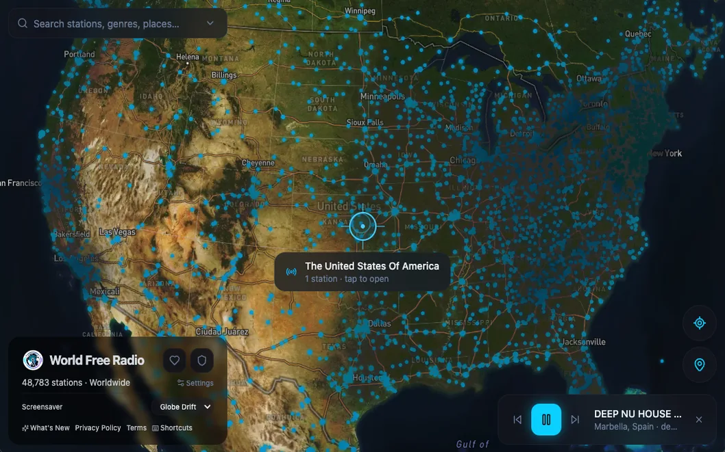 World Free Radio: a satellite map of the United States covered in blue dots, one per radio station, with a player open at the bottom.